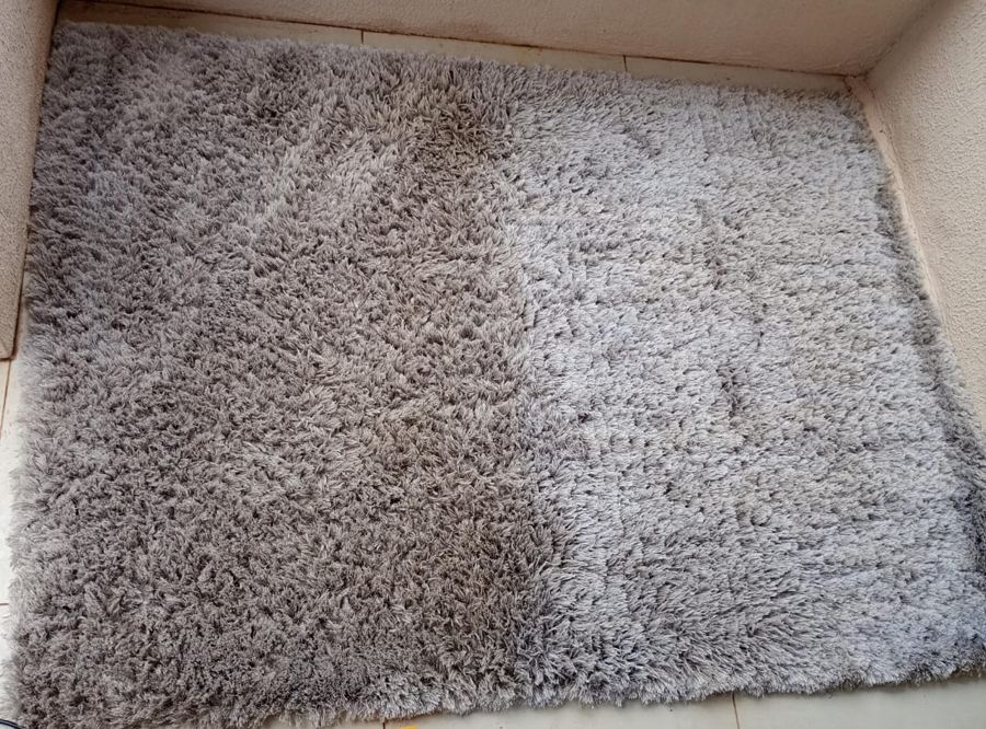 Tapete felpudo com metade higienizada pela Limpou e metade ainda suja