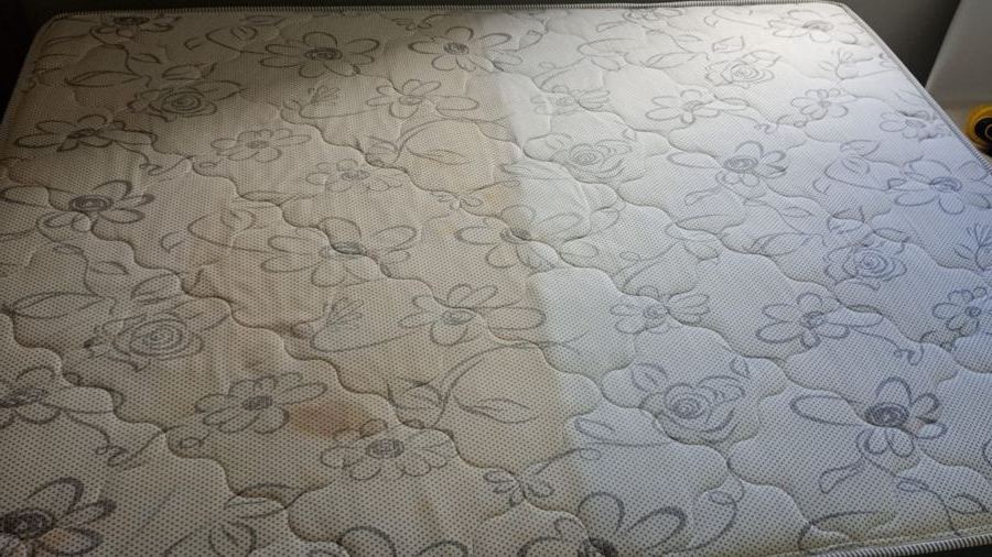Colchão com metade higienizada pela Limpou e metade ainda suja